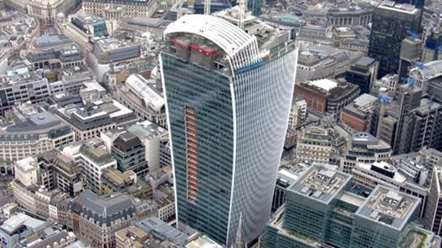 Kiến trúc mở rộng ở phần trên đang vô tình biến tòa nhà 37 tầng mang tên 20 Fenchurch Street ở London thành một tấm gương cầu lõm khổng lồ nhìn về hướng nam. Nó được cho là nguyên nhân khiến những chiếc ôtô đỗ bên dưới méo mó, gây giận dữ cho các tài xế.